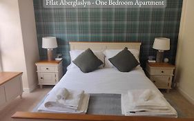 Llew Accommodation - The Townhouse